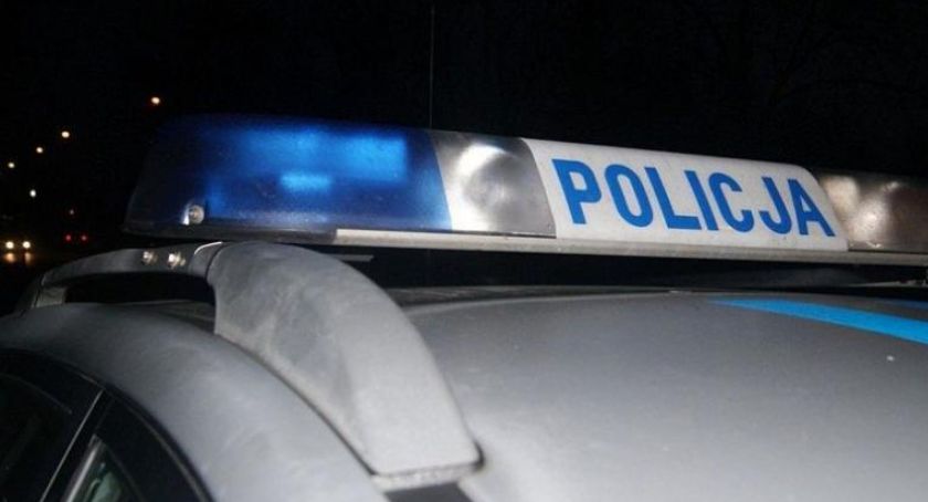 Zabrał ładowarkę z firmy i ... wjechał do rowu. Był pijany i poszukiwany