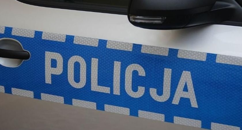Uderzył Fiatem w ogrodzenie posesji i uciekł