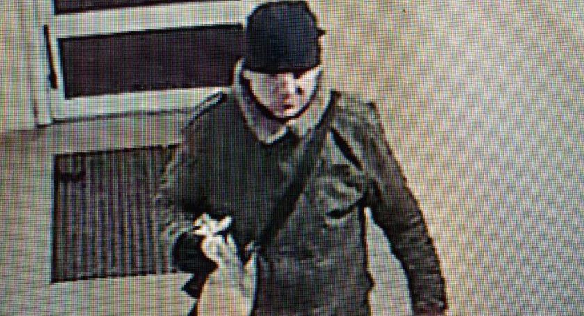 Jest podejrzany o kradzież w Ciechanowie. Szuka go policja [zdjęcia]