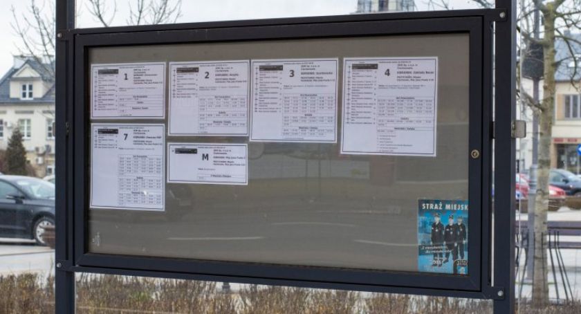 Na przystankach w Ciechanowie pojawiły się powiększone rozkłady jazdy