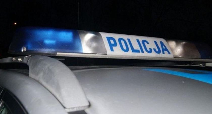 Gdy chciał zapalić papierosa, jego auto zjechało do rowu. Był kompletnie pijany