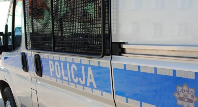 Pijany nastolatek uderzył i znieważył policjanta