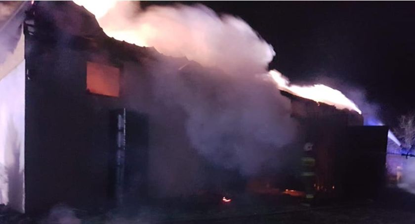 Pożar budynków w gminie Sońsk. W akcji 9 jednostek straży pożarnej [zdjęcia]