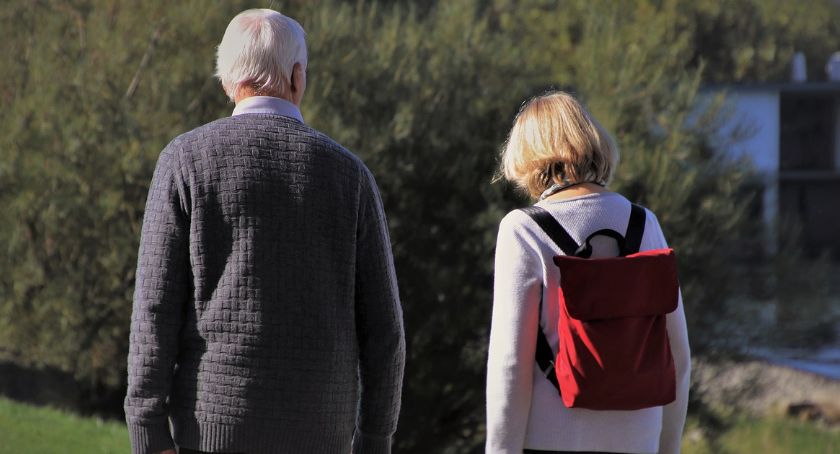 Seniorzy odkładają w czasie przejście na emeryturę. Dzięki temu świadczenie staje się wyższe