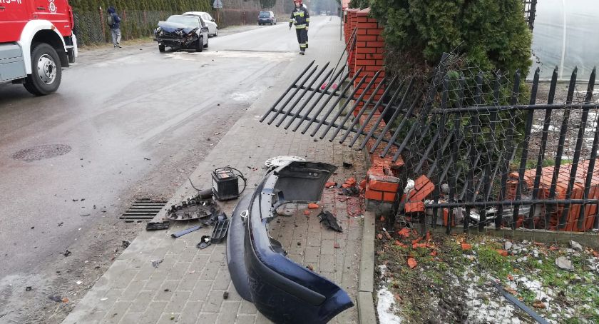 Uderzył Golfem w ogrodzenie posesji [zdjęcia]