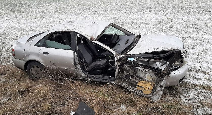 Audi wypadło z drogi i dachowało [zdjęcia]