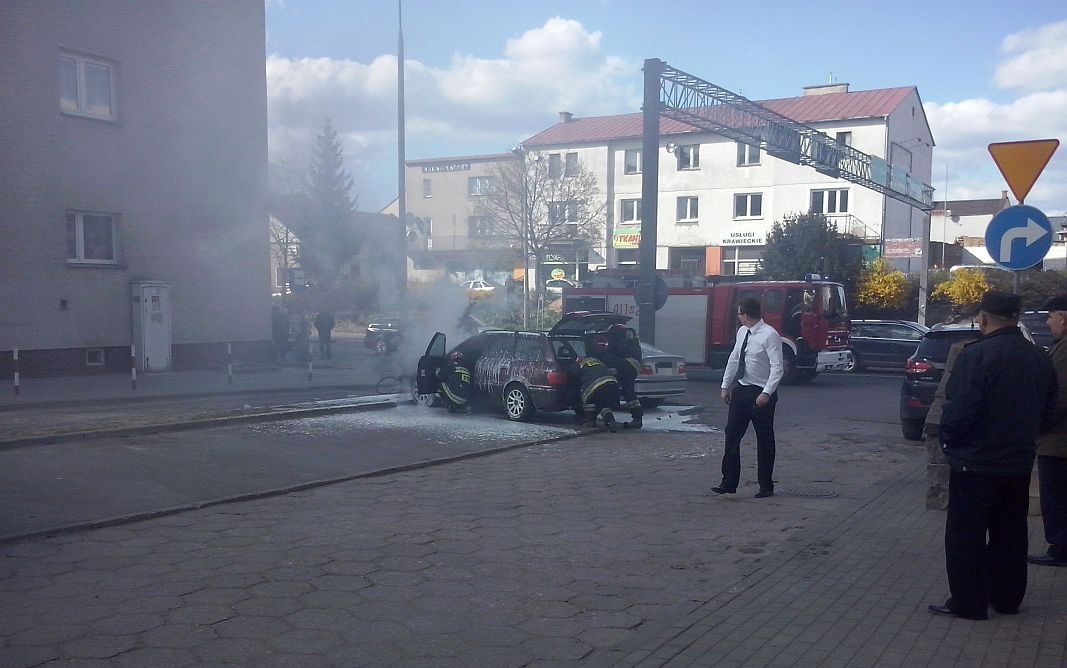 Ciechanów: Na ul.Pułtuskiej zapaliło się Audi (wideo)