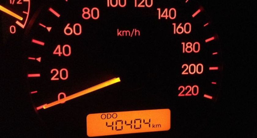 Opel z cofniętym licznikiem zatrzymany pod Ciechanowem