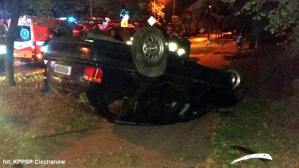 Dachowanie na ul. Sienkiewicza. BMW wpadło na chodnik