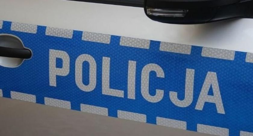 Audi stało w rowie. Policjantów wezwał świadek