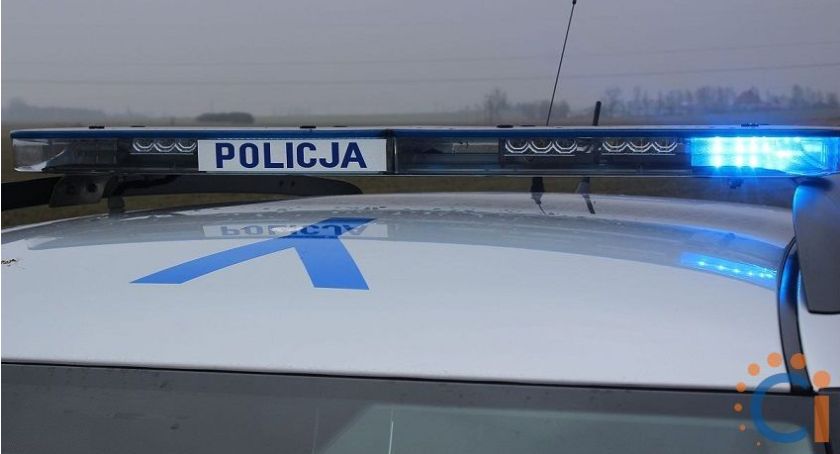 Volkswagen blokował krajówkę. Kierowca był pijany