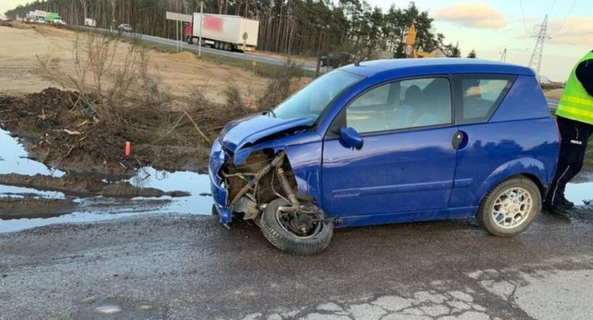 Dwa samochody zderzyły się pod Glinojeckiem [zdjęcia]