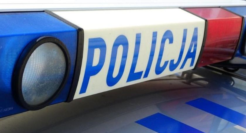 Martwy pies przywiązany do drzewa. Policja szuka sprawcy brutalnego czynu