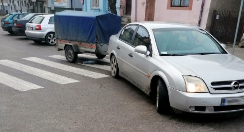 Miejsce parkingowe znalazł sobie na ... przejściu dla pieszych