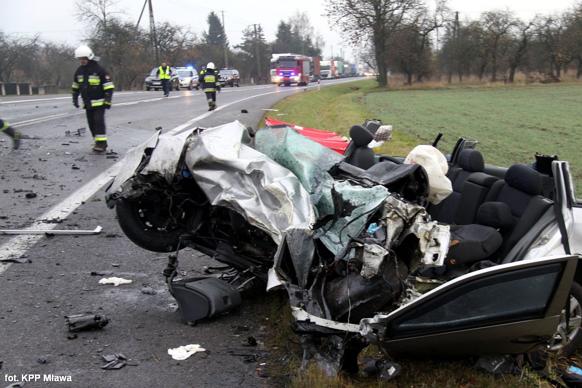 Skoda wjechała pod koła ciężarówki. Dwie osoby zginęły na miejscu (zdjęcia)