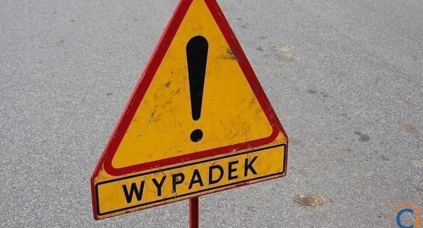 Z ostatniej chwili: Samochód uderzył w drzewo. Trwa akcja ratowników