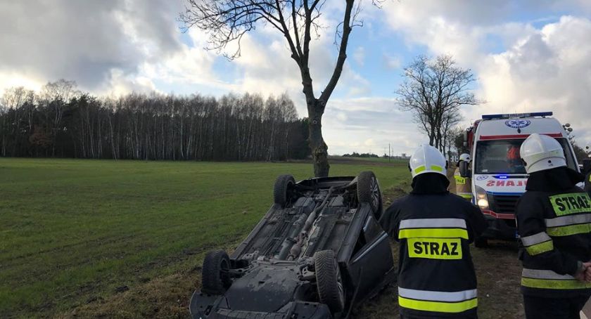 Osobówka dachowała w rowie
