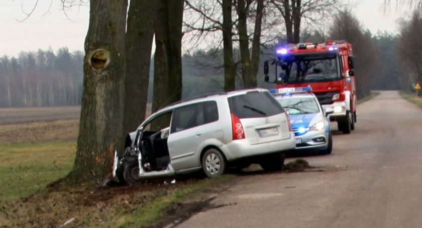 Mazda uderzyła w drzewo. Nastolatka i małe dziecko w szpitalu [zdjęcia]
