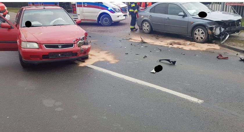 Jechał na podwójnym gazie. Uderzyło w niego inne auto [zdjęcia]