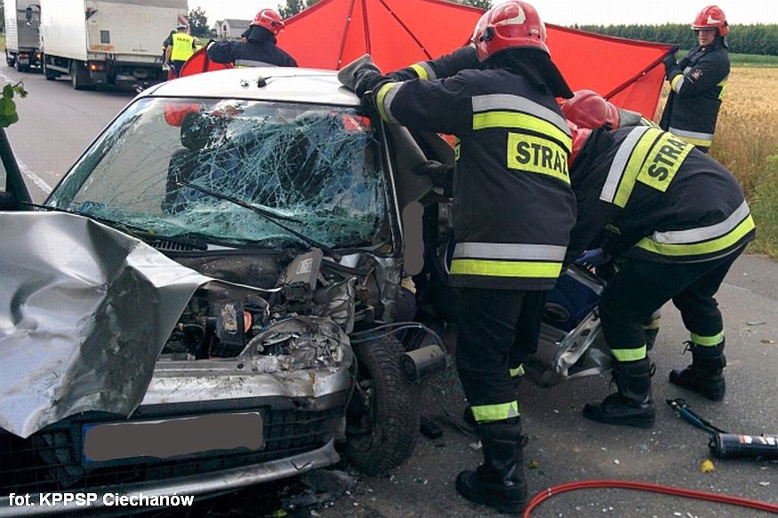 Groźny wypadek pod Ciechanowem. Dwie osoby trafiły do szpitala (zdjęcia)
