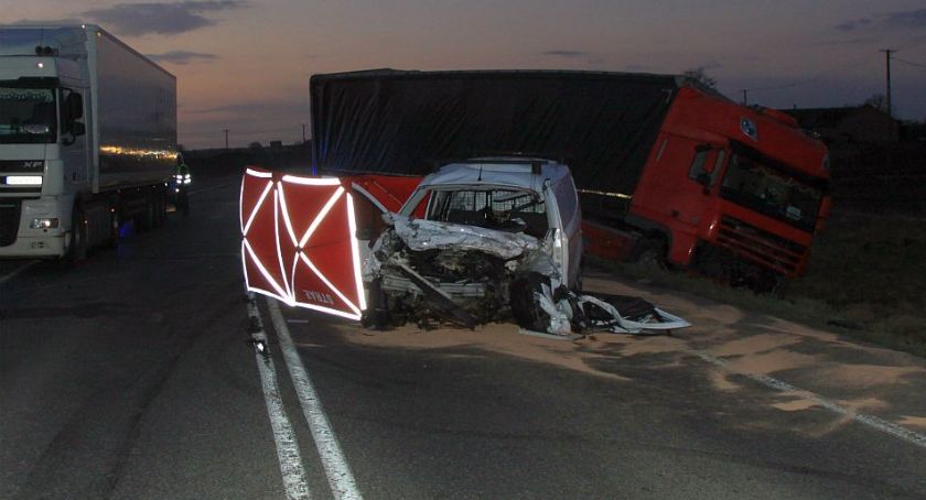 Tragedia na drodze. Dwie osoby zginęły w porannym wypadku