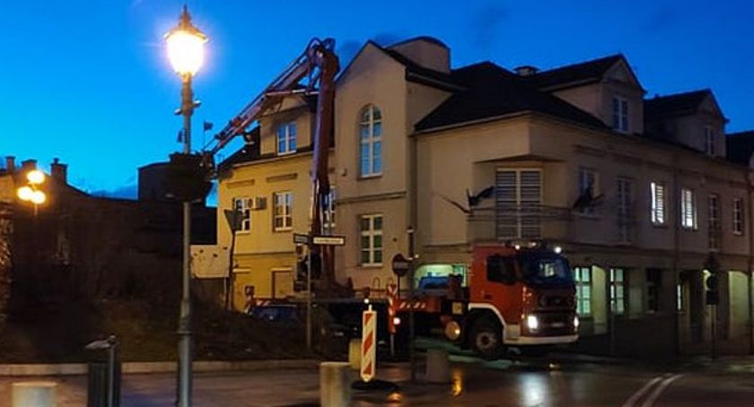 Powalone drzewa, uszkodzone budynki i samochody. Skutki silnego wiatru w powiecie ciechanowskim [zdjęcia]