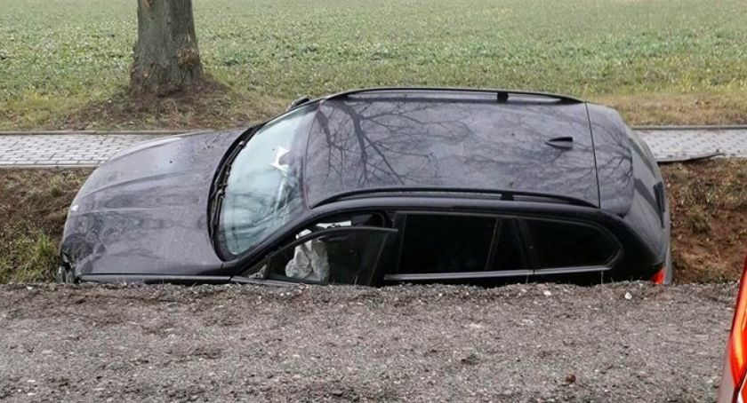 BMW w rowie na drodze Ciechanów-Glinojeck [zdjęcia]