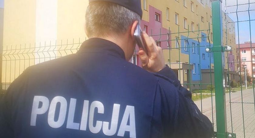Policjanci z Ciechanowa sprawdzają osoby w kwarantannie. Jednej z nich nie zastali w domu