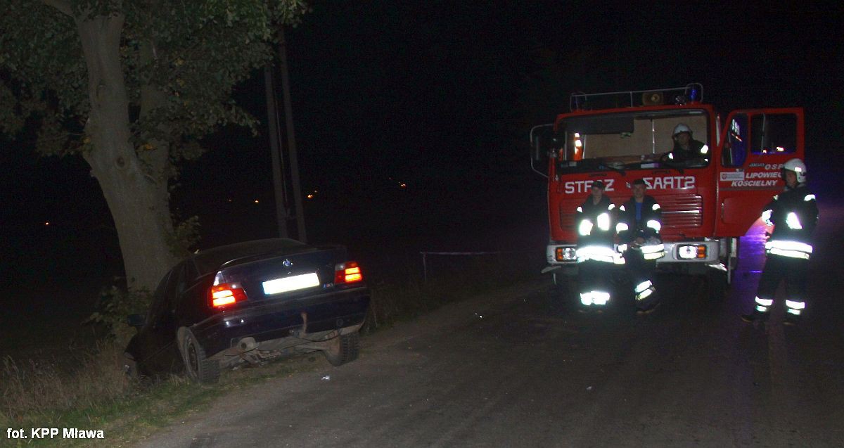 BMW uderzyło w drzewo. Trzy osoby zostały ranne