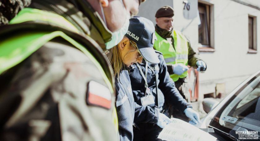 Patrole policji i wojska w powiecie ciechanowskim