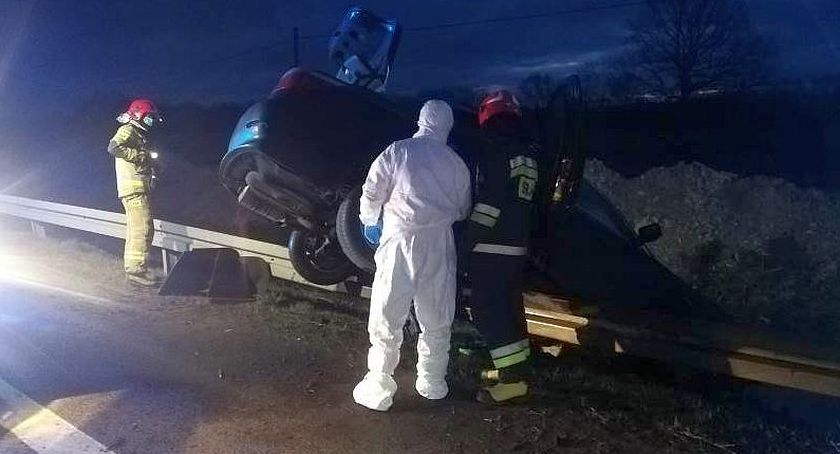 Groźny wypadek pod Glinojeckiem. Ranny pasażer z podejrzeniem zakażenia koronawirusem [zdjęcia]