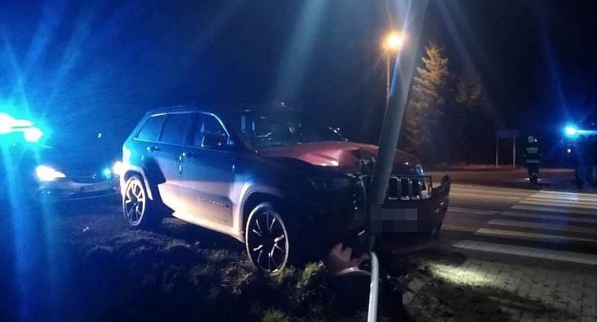 Jeep uderzył w słup niedaleko Ciechanowa [zdjęcia]