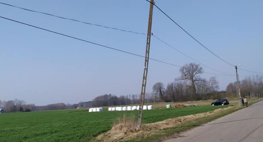 Uszkodzony słup omal nie runął na drogę w gminie Sońsk [zdjęcia]