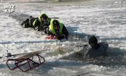 Ratowanie osób na zamarzniętym zbiorniku wodnym – ZOBACZ FILM