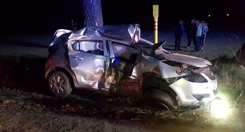 Opel uderzył w drzewo pod Ciechanowem. Za kierownicą nastolatka [zdjęcia]