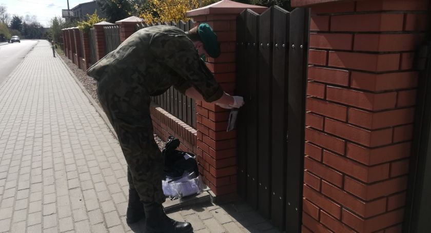 Terytorialsi z podchorążymi rozdają maseczki w gminie Regimin [zdjęcia]