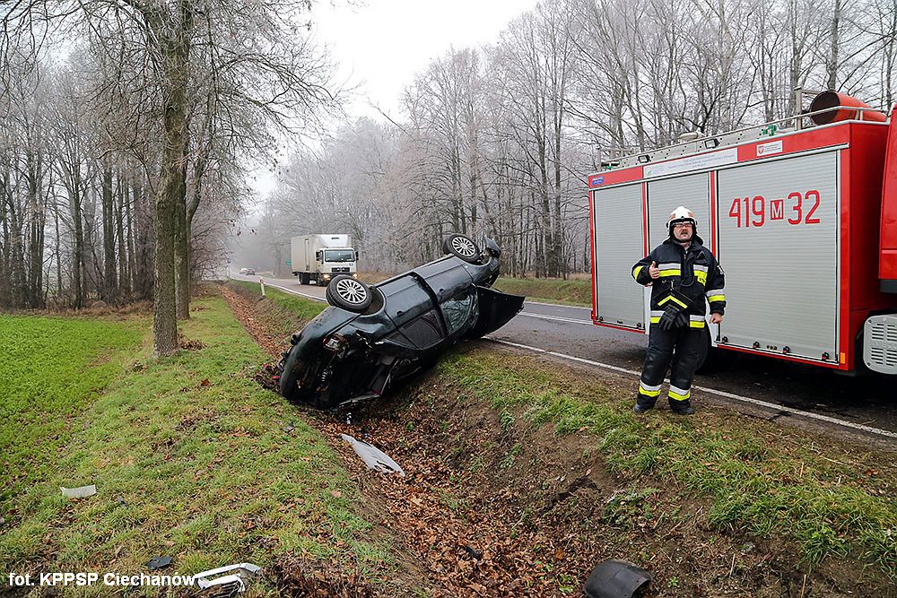 Audi wpadło do rowu i dachowało. Autem kierowała 19-latka (zdjęcia)