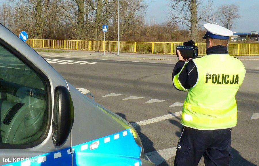 Pirat drogowy jechał 177 km/h w obszarze zabudowanym. Stracił prawo jazdy