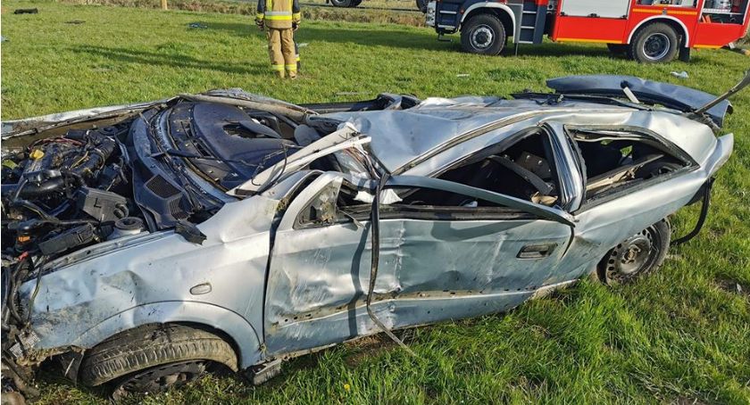 Opel uderzył w słup. Zginął młody kierowca [zdjęcia]