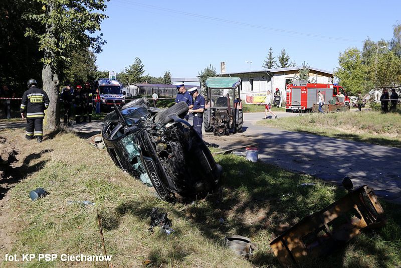 Sześć osób rannych w wypadku. Audi zderzyło się z ciągnikiem (zdjęcia)