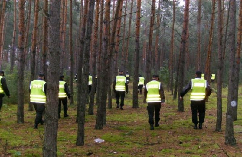 Policjanci odnaleźli w lesie kobietę. Była ranna i wyczerpana