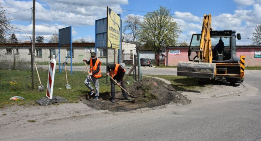 W Ciechanowie remontują kolejny chodnik