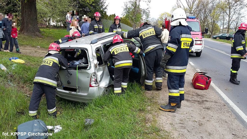 Opel wjechał do rowu pod Ciechanowem (zdjęcia)