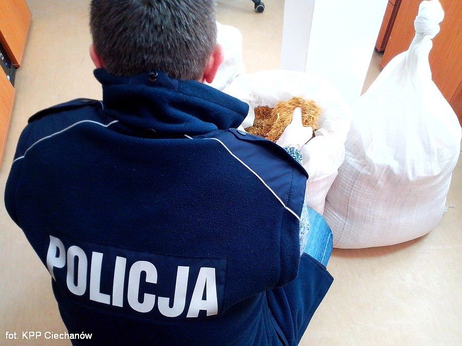 Policyjne znalezisko na ciechanowskim osiedlu: papierosy bez akcyzy, spirytus i krajanka