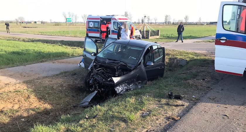 Osobowy Ford zderzył się z dostawczakiem [zdjęcia]
