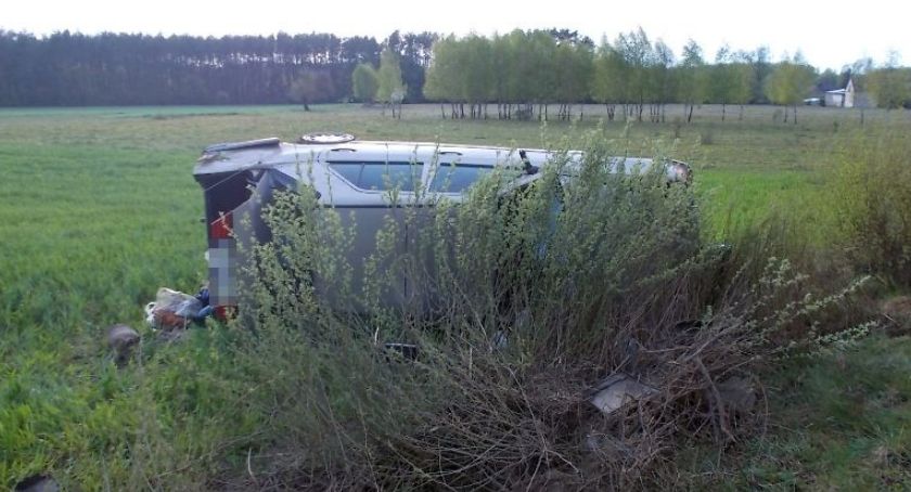 Mercedes w rowie w gminie Sońsk. Wśród pasażerów dwoje dzieci, kierowca bez uprawnień [zdjęcia]