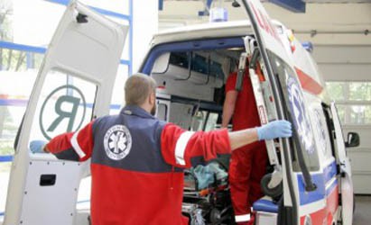 Zaatakował z nożem sanitariuszy i karetkę