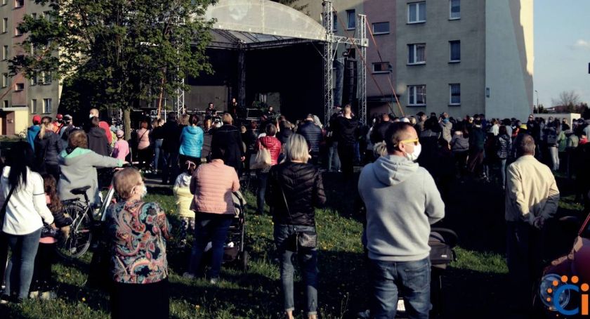 Policja: To po kolejnej interwencji komendanta zaprzestano koncertów w Ciechanowie