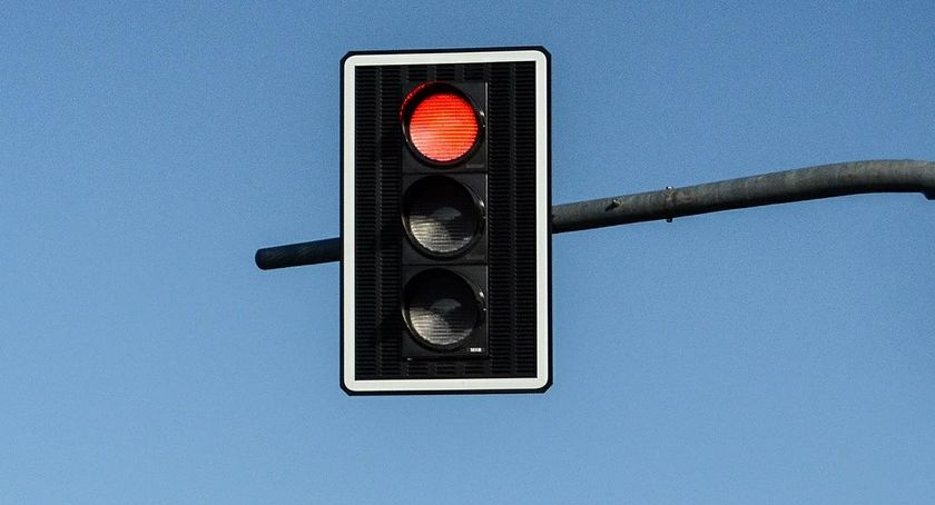 Przejechał przez trzy skrzyżowania na czerwonym świetle. Stracił prawo jazdy