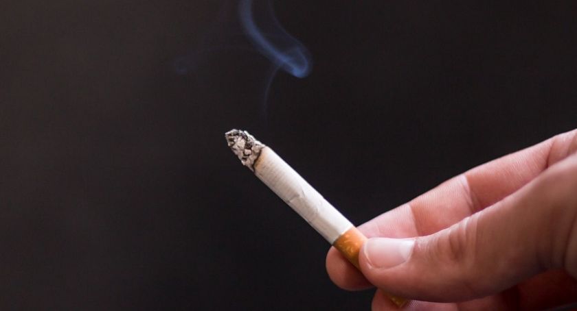 Jedne drożeją, drugie zaraz znikną. Życie palacza coraz trudniejsze